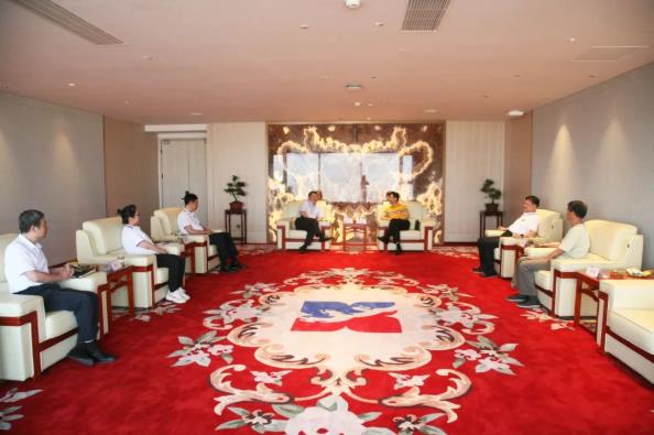 陕西服装学院及五零五药业吕明董事长一行到访金花股份 陕西服装学院及五零五药业吕明董事长一行到访金花股份